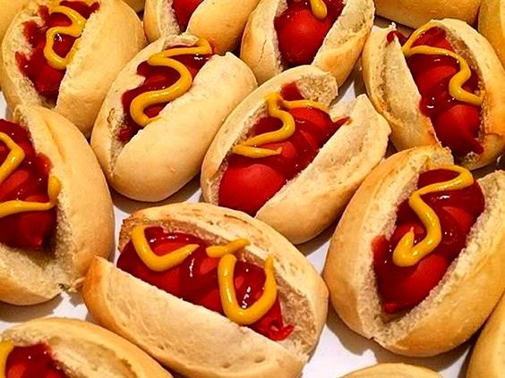 Cachorro-quente completo montado na hora