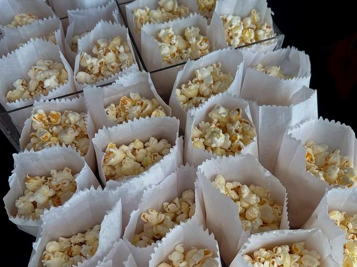 Saquinhos de pipoca prontos para servir na festa