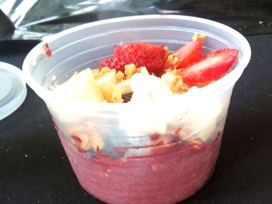 Copo de acai com morango, banana e granola servido em evento da Show de Bola