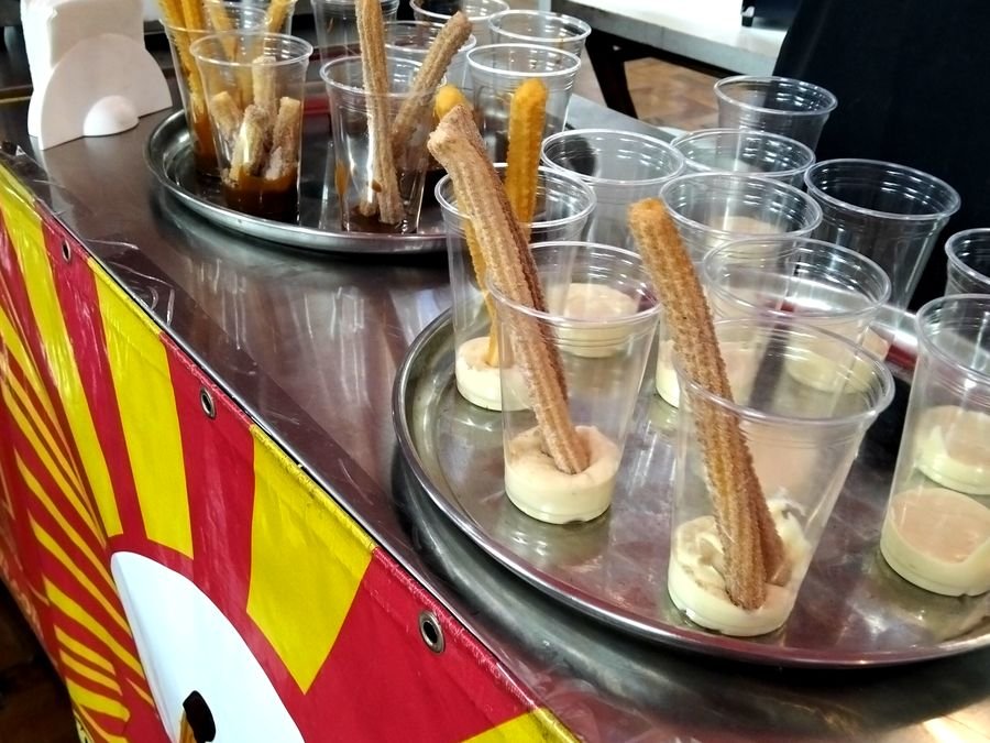 Churros servidos em copos na barraquinha da Show de Bola