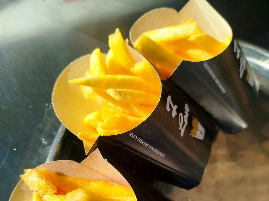 Cones de batata frita servidos em um evento da Show de Bola