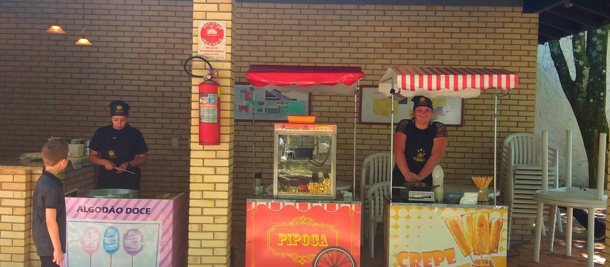 Atendentes da Show de Bola nas barraquinhas de algodão doce, pipoca e crepe