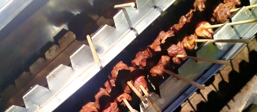 Espetinhos de churrasco na grelha durante um evento da Show de Bola